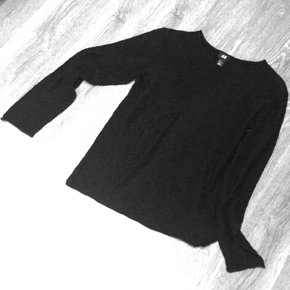 Black sweateresque swearer shirt long sleeve